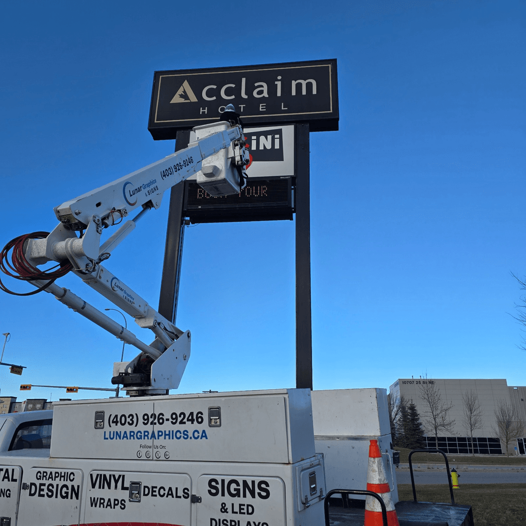 Lunar Graphics servicing the Acclaim Hotel pylon sign